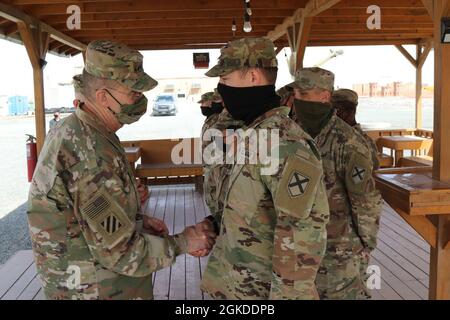 Das Central Command Team der US-Armee, Generalleutnant Terry Ferrell und Kommandofeldwebel-Major Brian Hester besuchten die Theateringenieurbrigade. Die hochrangigen Führer erkannten Soldaten der Task Force Iron Castle für ihre außergewöhnliche Arbeit in Südwestasien an und trafen sich mit den TEB-Führern, um die laufende Ingenieurmission im Verantwortungsbereich von CENTCOM zu besprechen. Iron Castle! Stockfoto