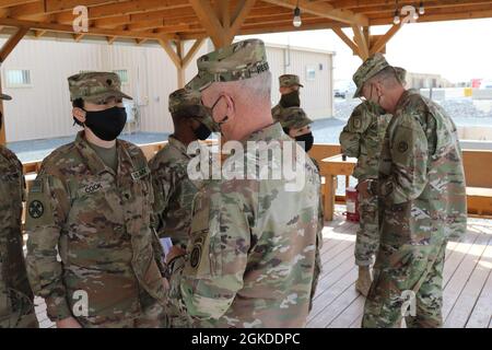 Das Central Command Team der US-Armee, Generalleutnant Terry Ferrell und Kommandofeldwebel-Major Brian Hester besuchten die Theateringenieurbrigade. Die hochrangigen Führer erkannten Soldaten der Task Force Iron Castle für ihre außergewöhnliche Arbeit in Südwestasien an und trafen sich mit den TEB-Führern, um die laufende Ingenieurmission im Verantwortungsbereich von CENTCOM zu besprechen. Iron Castle! Stockfoto