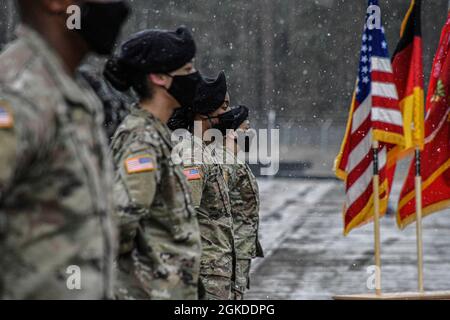 Soldaten der US-Armee, die dem Hauptquartier und Hauptquartier Battery, dem 1. Bataillon, dem 77. Artillerieregiment, der 41. Artilleriebrigade, zugewiesen wurden, stehen während eines Kommandowechsels in der Tower Barracks, Grafenwoehr, Deutschland, 19. März 2021, auf der Parade. Stockfoto