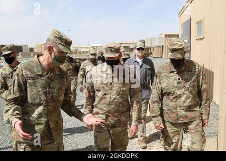 Das Central Command Team der US-Armee, Generalleutnant Terry Ferrell und Kommandofeldwebel-Major Brian Hester besuchten die Theateringenieurbrigade. Die hochrangigen Führer erkannten Soldaten der Task Force Iron Castle für ihre außergewöhnliche Arbeit in Südwestasien an und trafen sich mit den TEB-Führern, um die laufende Ingenieurmission im Verantwortungsbereich von CENTCOM zu besprechen. Iron Castle! Stockfoto