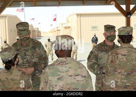 Das Central Command Team der US-Armee, Generalleutnant Terry Ferrell und Kommandofeldwebel-Major Brian Hester besuchten die Theateringenieurbrigade. Die hochrangigen Führer erkannten Soldaten der Task Force Iron Castle für ihre außergewöhnliche Arbeit in Südwestasien an und trafen sich mit den TEB-Führern, um die laufende Ingenieurmission im Verantwortungsbereich von CENTCOM zu besprechen. Iron Castle! Stockfoto