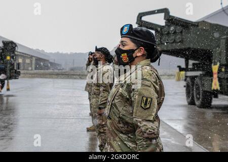 Soldaten der US-Armee, die dem Hauptquartier und Hauptquartier Battery, dem 1. Bataillon, dem 77. Artillerieregiment, der 41. Artilleriebrigade, zugewiesen wurden, begrüssen während eines Kommandowechsels in Tower Barracks, Grafenwoehr, Deutschland, 19. März 2021. Stockfoto