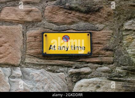 Kein Parkplatz zu jeder Zeit Schild auf einem alten Stein Stadtkern Gebäude Stockfoto