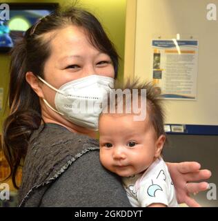 JACKSONVILLE, Florida (19. März 2021) - Ivy Fitzpatrick hält ihre zwei Monate alte Frau in der Hand, als die beiden ihren Kinderarzt im Naval Hospital Jacksonville aufsuchen. Der April wird zum Monat des Militärkindes erklärt, was die wichtige Rolle von Militärkindern in der Gemeinschaft der Streitkräfte unterstreicht. Der vom Verteidigungsministerium gesponserte Monat des Militärkindes ist eine Zeit, um Militärfamilien und ihren Kindern für die täglichen Opfer und die Herausforderungen, die sie bewältigen, zu applaudieren. Stockfoto