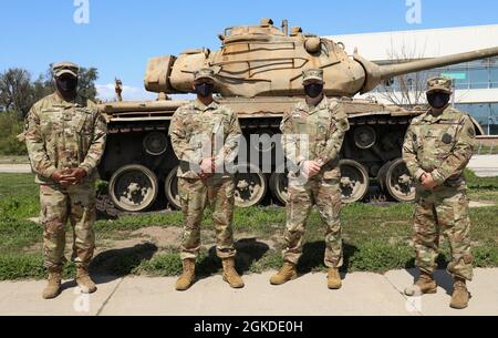 U.S. Army PFC. Enrique Pereyra steht stolz auf der Joint Forces Training Base, Los Alamitos, Kalifornien, neben den Führern des Recruit Sustainment Program der California National Guard, am 20. März 2021. Mitglieder der RSP halfen Pereyra durch schwierige Zeiten, als er Obdachlosigkeit gegenüberstand, aber dank ihrer Hilfe und Unterstützung ist jetzt ein automatisierter logistischer Spezialist mit der 40. Infanterie-Division, von links nach rechts abgebildet: Staff Sgt. Devon Canty, PFC Enrique Pereyra, Maj. Timothy Wobig und Sgt. Klasse Carlos Franco. Stockfoto