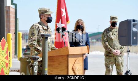 FORT CARSON, Colo. – der Generalmajor Matthew W. McFarlane, Kommandeur der 4. Infanterie-Division und Fort Carson, beschreibt die Vorteile des neuen Munitionsversorgungspunkts von Fort Carson am 19. März 2021 während einer großen Eröffnungszeremonie für die Anlage. Stockfoto