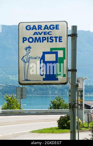 Melden Sie sich auf Französisch an, und werben Sie für einen Service an einer Tankstelle mit Service für ein gewarteten Benzinpumpenauto/einen traditionellen persönlichen Tankwart. Frankreich. (127) Stockfoto