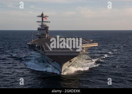 Der Ford-Klasse-Flugzeugträger USS Gerald R. Ford (CVN 78) und der italienische Flugzeugträger SEIN Cavour (CVH 550) durchfahren den Atlantik am 20. März 2021, das erste Mal, dass ein Ford-Klasse-Flugzeugträger und ein italienischer Flugzeugträger gemeinsam unterwegs waren. Im Rahmen der „Ready for Operations“ (RFO)-Kampagne der italienischen Marine für ihr Flaggschiff führt Cavour in Abstimmung mit der Patuxent River Integrated Test Force des F-35 Lightning II Joint Program Office Seeversuche durch, um die offizielle Zertifizierung für den sicheren Betrieb des F-35B zu erhalten. Gerald R. Ford führt integrierte Streikgruppen-Operationen durch Stockfoto