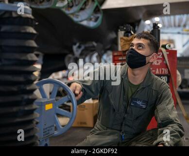 ARABIAN SEA (20. März 2021) – U.S. Marine Corps Staff Sgt. Josue Hernandez, ein Flugzeugmechaniker, der der Marine Medium Tiltrotor Squadron 164 (verstärkt), 15. Marine Expeditionary Unit (MEU), zugewiesen wurde, hebt einen Wagenheber an den Flügel eines F-35B Lightning II an Bord des amphibischen Angriffsschiffs USS Makin Island (LHD 8). Die Makin Island Amphibious Ready Group und die 15. MEU werden in das Einsatzgebiet der 5. US-Flotte eingesetzt, um Marineinteraktionen zu unterstützen, um die maritime Stabilität und Sicherheit in der Zentralregion zu gewährleisten und das Mittelmeer und den Pazifik durch den westlichen Indischen Ozean und zu verbinden Stockfoto