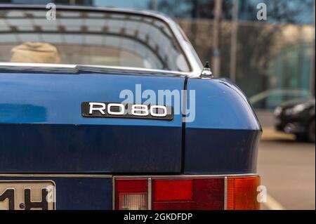 NSU RO80 Limousine der oberen Mittelklasse mit Drehmotor von hinten rechts im Landschaftsformat Stockfoto