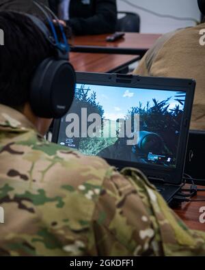 Ein Flieger des 822. Base Defense Squadron trainiert mit dem Virtual Battle Space Simulator System (VBS3) am 20. März 2021 auf der Moody Air Force Base, Georgia. Mit dem VBS3 können Airmen Taktiken, Techniken und Verfahren in einer sicheren Umgebung für Personal und Ausrüstung üben. Das System ist formbar genug, um verschiedene Trainingsgebiete und Gegner darzustellen, und funktional genug, damit der Trainingsentwickler realistische Feldprobleme und Übungen entwickeln kann. Stockfoto