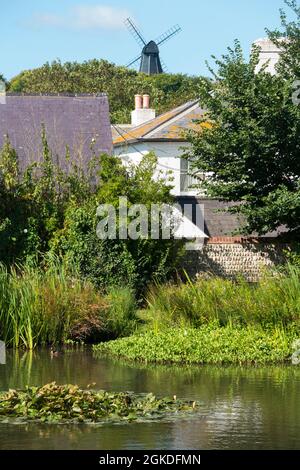 Blick über Rottingdean in Richtung Beacon Mill (New Mill) auf dem Hügel, vom Dorf Green und Teich aus gesehen. Rottingdean, Großbritannien (127) Stockfoto