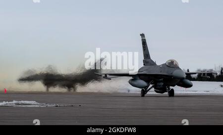 Zwei der Colorado Air National Guard F-16 Kampffalken bereiten sich auf den Start bei der Canadian Forces Base Goose Bay während der Übung Amalgam Dart 21-2, 21. März 2021 vor. Die Übung wird vom 20-26. März an durchgeführt und reicht von der Beaufort-See bis nach Thule, Grönland, und erstreckt sich südlich des Ostatlantiks bis zur US-Küste von Maine. Amalgam Dart 21-2 bietet NORAD die Möglichkeit, die Fähigkeiten der Heimatverteidigung zu verbessern, da kanadische, US- und NATO-Streitkräfte in der Arktis zusammenarbeiten. NORAD, ein binationales kanadisches und amerikanisches Kommando, verwendet netzwerkbasierte, Luft- und bodenbasierte Sensoren, Luft-Luft-Refueli Stockfoto