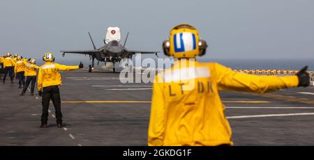 210321-N-AO823-2029 ARABIAN SEA (21. März 2021) – ein F-35B Lightning II Joint Strike Fighter Flugzeug, befestigt an Marine Medium Tiltrotor Squadron (VMM) 164 (verstärkt), 15. Marine Expeditionary Unit, hebt vom Flugdeck des amphibischen Angriffsschiffes USS Makin Island ab (LHD 8) Zur Unterstützung der Group Arabian Sea Warfare Exercise (GASWEX) 21 im Arabischen Meer, März 21. GASWEX 21 ist eine multilaterale maritime Übung im Arabischen Meer und Golf von Oman, mit Frankreich, Belgien, Japan und den USA, die eine einzigartige Gelegenheit für teilnehmende Kräfte bietet, die gegenseitige Interoperabilität zu verbessern und Stockfoto