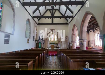 Innen / Innenansicht des Kirchenschiffs mit Blick auf den Chor und den Hochaltar der St. Margaret's Church, Rottingdean, East Sussex England (127) Stockfoto