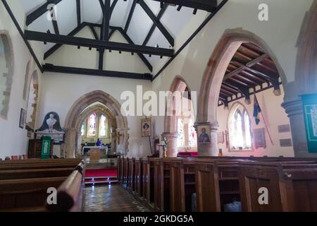 Innen / Innenansicht des Kirchenschiffs mit Blick auf den Chor und den Hochaltar der St. Margaret's Church, Rottingdean, East Sussex England (127) Stockfoto