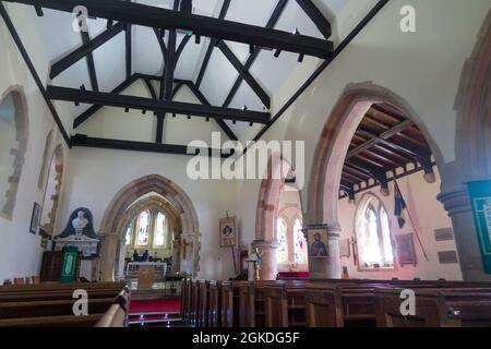 Innen / Innenansicht des Kirchenschiffs mit Blick auf den Chor und den Hochaltar der St. Margaret's Church, Rottingdean, East Sussex England (127) Stockfoto