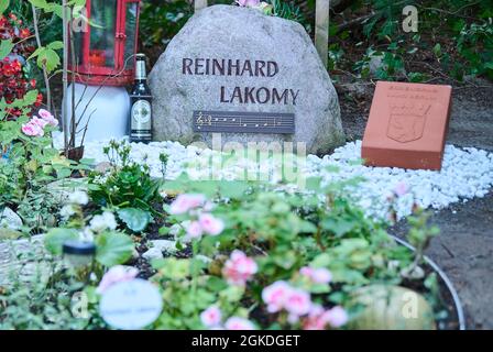 Berlin, Deutschland. September 2021. Neben dem Grabstein von Lakomy (1946-2013) befindet sich der Ehrengrabstein der Stadt Berlin. Quelle: Annette Riedl/dpa/Alamy Live News Stockfoto