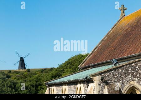 Blick über Rottingdean zur Beacon Mill (Neue Mühle) auf dem Hügel, vom Kirchhof der St. Margarets Kirche aus gesehen. Rottingdean, Großbritannien (127) Stockfoto