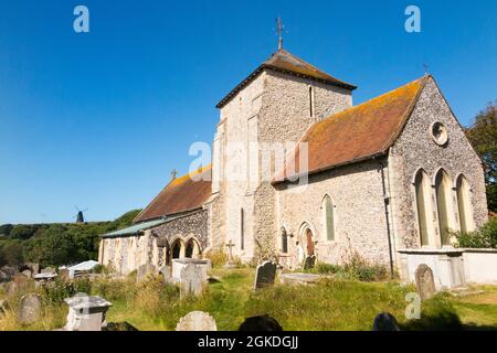 Blick über Rottingdean zur Beacon Mill (Neue Mühle) auf dem Hügel, vom Kirchhof der St. Margarets Kirche aus gesehen. Rottingdean, Großbritannien (127) Stockfoto