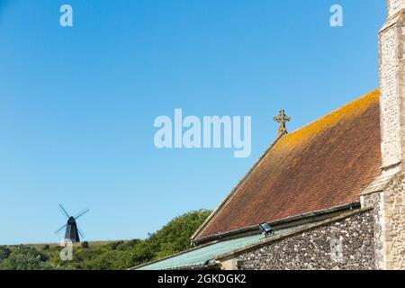 Blick über Rottingdean zur Beacon Mill (Neue Mühle) auf dem Hügel, vom Kirchhof der St. Margarets Kirche aus gesehen. Rottingdean, Großbritannien (127) Stockfoto