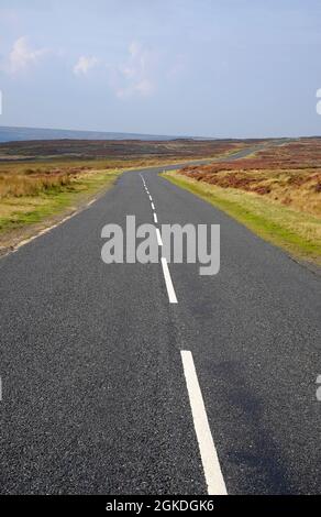 Leere Straße im Norden des yorkshire Moors National Park, england Stockfoto