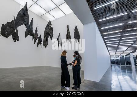 London, Großbritannien. September 2021. Lazarus (2021) - Ibrahim Mahamas Ausstellung ‘Lazarus' im White Cube Bermondsey. Die Ausstellung ist das Ergebnis monatelanger Forschung in Nkrumah Volini im Norden Ghanas, einem verlassenen Betonsilo mit einer großen Fledermauskolonie, die Mahama kürzlich zu einem kulturellen Zentrum umsetzte. Kredit: Guy Bell/Alamy Live Nachrichten Stockfoto