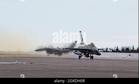 Zwei der Colorado Air National Guard F-16 Kampffalken bereiten sich auf den Start bei 5 Wing Goose Bay, Neufundland und Labrador vor, während der Übung Amalgam Dart 21-2, 22. März 2021. Stockfoto