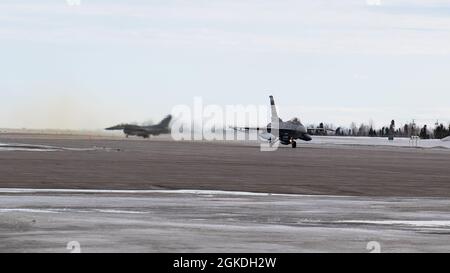 Zwei der Colorado Air National Guard F-16 Kampffalken bereiten sich auf den Start bei 5 Wing Goose Bay, Neufundland und Labrador vor, während der Übung Amalgam Dart 21-2, 22. März 2021. Stockfoto