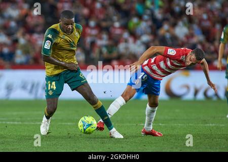 Granada, Spanien, 13. September 2021, William Carvalho von Real Betis und Angel Montoro von Granada in Aktion während der spanischen Liga, La Liga Santander, Fußballspiel zwischen Granada CF und Real Betis am 13. September 2021 im Stadion Nuevos los Carmenes in Granada, Spanien - Foto: Joaquin Corchero/DPPI/LiveMedia Stockfoto