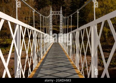 Die Hängebrücke über den Fluss Dee bei Cambus O'May Stockfoto