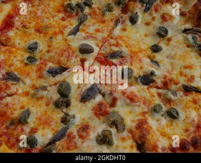 Blick auf die Pizza von oben mit Oliven, Sardellen und Kapern Stockfoto