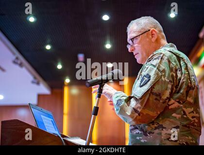 Der spartanische Kommandant der Task Force, Maj. General Patrick Hamilton, spricht mit hochrangigen Führern der Kuwait Land Force in der Nähe von Kuwait City, 22. März 2021. Hamilton wurde gebeten, Gastredner zu sein und Erfahrungen und Erfahrungen aus der Vergangenheit über die strategische Vermittlung der militärischen Mission innerhalb der Organisation an die Partnerländer und die Öffentlichkeit auszutauschen. Stockfoto