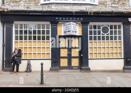 In Totnes, Devon, wurde die Zweigstelle des Bekleidungsladens von „pfeacocks“ mit vertauften Fenstern geschlossen Stockfoto