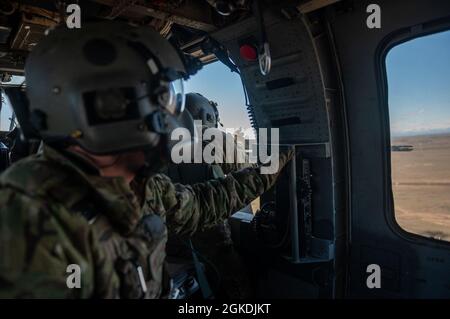 Mitglieder von 11 Rettungsgeschwadern mit HH-60 Pave Hawk nehmen an Spud Smoke 21 Teil und verlassen das Gowen Field vom 8. Bis 28. März 2021 im Orchard Combat Training Center in Idaho. Spud Smoke 21 ist eine Übung, die sich auf die Grundlagen der Beschäftigung mit Waffen und dynamische Bedrohungsumgebungen konzentriert. Zu den teilnehmenden Staffeln gehören die 55. Rettungsmannschaft, 79 RQS, 655. Luftwartungsmannschaft und die 563 Operations Support Squadron der Davis-Monthan Air Force Base, 66 RQS, Seal Team 7, 58 RQS, 34. Waffengeschwader und 855 AMXS der Nellis Air Force Base, 512 RQS vom Luftwaffenstützpunkt Kirtland und t Stockfoto