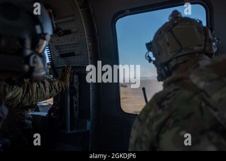 Mitglieder von 11 Rettungsgeschwadern mit HH-60 Pave Hawk nehmen an Spud Smoke 21 Teil und verlassen das Gowen Field vom 8. Bis 28. März 2021 im Orchard Combat Training Center in Idaho. Spud Smoke 21 ist eine Übung, die sich auf die Grundlagen der Beschäftigung mit Waffen und dynamische Bedrohungsumgebungen konzentriert. Zu den teilnehmenden Staffeln gehören die 55. Rettungsmannschaft, 79 RQS, 655. Luftwartungsmannschaft und die 563 Operations Support Squadron der Davis-Monthan Air Force Base, 66 RQS, Seal Team 7, 58 RQS, 34. Waffengeschwader und 855 AMXS der Nellis Air Force Base, 512 RQS vom Luftwaffenstützpunkt Kirtland und t Stockfoto