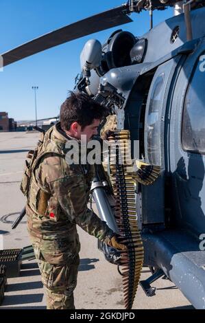 Mitglieder von 11 Rettungsgeschwadern mit HH-60 Pave Hawk nehmen an Spud Smoke 21 Teil und verlassen das Gowen Field vom 8. Bis 28. März 2021 im Orchard Combat Training Center in Idaho. Spud Smoke 21 ist eine Übung, die sich auf die Grundlagen der Beschäftigung mit Waffen und dynamische Bedrohungsumgebungen konzentriert. Zu den teilnehmenden Staffeln gehören die 55. Rettungsmannschaft, 79 RQS, 655. Luftwartungsmannschaft und die 563 Operations Support Squadron der Davis-Monthan Air Force Base, 66 RQS, Seal Team 7, 58 RQS, 34. Waffengeschwader und 855 AMXS der Nellis Air Force Base, 512 RQS vom Luftwaffenstützpunkt Kirtland und t Stockfoto