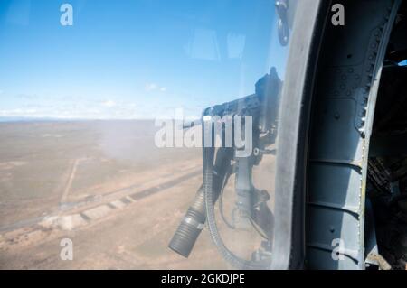 Mitglieder von 11 Rettungsgeschwadern mit HH-60 Pave Hawk nehmen an Spud Smoke 21 Teil und verlassen das Gowen Field vom 8. Bis 28. März 2021 im Orchard Combat Training Center in Idaho. Spud Smoke 21 ist eine Übung, die sich auf die Grundlagen der Beschäftigung mit Waffen und dynamische Bedrohungsumgebungen konzentriert. Zu den teilnehmenden Staffeln gehören die 55. Rettungsmannschaft, 79 RQS, 655. Luftwartungsmannschaft und die 563 Operations Support Squadron der Davis-Monthan Air Force Base, 66 RQS, Seal Team 7, 58 RQS, 34. Waffengeschwader und 855 AMXS der Nellis Air Force Base, 512 RQS vom Luftwaffenstützpunkt Kirtland und t Stockfoto