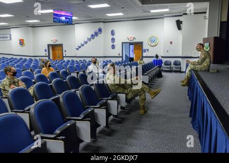 Maxwell AFB, Ala. - Chief Master Sergeant der Space Force Roger A. Towberman spricht mit dem Chief Leadership Academy Staff, 22. März 2021. Stockfoto