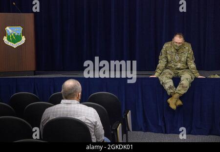 Maxwell AFB, Ala. - Chief Master Sergeant der Space Force Roger A. Towberman spricht mit dem Chief Leadership Academy Staff, 22. März 2021. Stockfoto