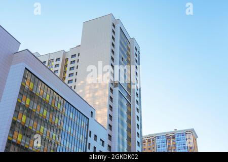 Mehrstöckige Wohngebäude und Himmel, Stadtbezirk Stockfoto