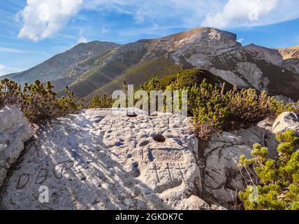 Monte Amaro (Italien) - der Berggipfel in der Majella-Reihe, Mittelitalien, Abruzzen-Region, mit charakteristischen Landschaft von felsigen Weiten dazwischen Stockfoto