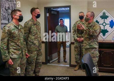 LT. General Robert White, III. Generalkommandant des Korps, spricht mit Sgt. Tyrel Trainor, ein Kampfmediziner, der dem Hauptquartier und der Hauptverwaltung, dem 52. Brigadeingenieur-Bataillon, dem 2. Stryker Brigade-Kampfteam, der 4. Infanteriedivision und dem SPC zugeordnet ist. Anchor Jennison, ein Kampfmediziner, der der Hauptquartiertruppe und der Hauptquartiertruppe, der 3. Staffel, dem 61. Kavallerieregiment, der 2. SBCT, 4ID, In Fort Carson, Colorado, 23. März 2021. Die 2 „Warhorse“-Soldaten gewannen den diesjährigen Army Best Medic-Wettbewerb. Stockfoto