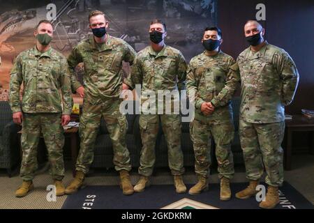 Soldaten der 2. Stryker Brigade Combat Team, 4. Infanterie-Division, posieren, nachdem sie für ihre Leistung vom General des III. Korps, LT. General Robert White, in Fort Carson, Colorado, anerkannt wurden, 23. März 2021. Spc. Anchor Jennison, ein Kampfmediziner, der der Hauptquartiertruppe und der Hauptquartiertruppe, der 3. Staffel, dem 61. Kavallerieregiment, 2SBCT, 4ID, Und Sgt. Tyrel Trainor, ein Kampfmediziner, der der Hauptverwaltung und der Hauptverwaltung, dem 52. Brigadeingenieur-Bataillon, 2SBCT, 4ID, zugewiesen wurde, gewann den Army Best Medic Competition. Stockfoto