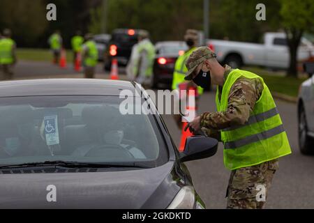 Soldaten der Alabama National Guard impfen am 23. März 2021 Bürger des Covington County im Jaycee Park in Livingston Alabama. Stockfoto