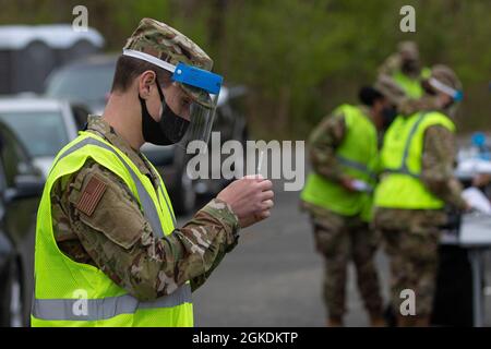 Soldaten der Alabama National Guard impfen am 23. März 2021 Bürger des Sumter County im Jaycee Park in Livingston Alabama. Stockfoto