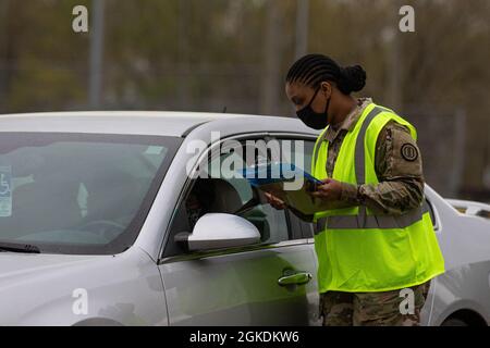 Soldaten der Alabama National Guard impfen am 23. März 2021 Bürger des Sumter County im Jaycee Park in Livingston Alabama. Stockfoto