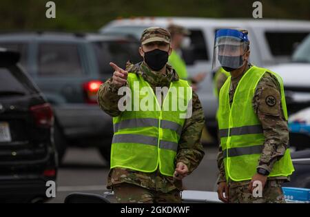 Soldaten der Alabama National Guard impfen am 23. März 2021 Bürger des Sumter County im Jaycee Park in Livingston Alabama. Stockfoto