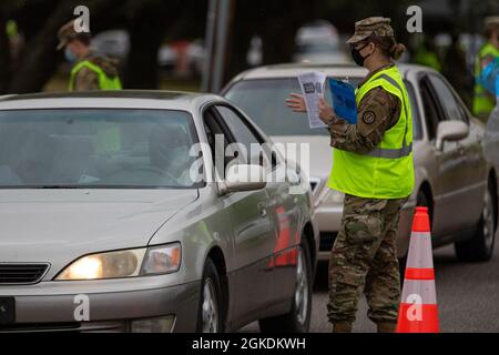 Soldaten der Alabama National Guard impfen am 23. März 2021 Bürger des Sumter County im Jaycee Park in Livingston Alabama. Stockfoto