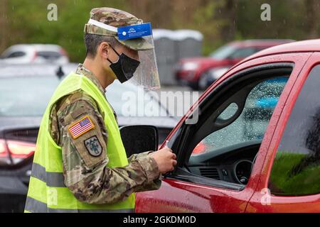 Soldaten der Alabama National Guard impfen am 23. März 2021 Bürger des Sumter County im Jaycee Park in Livingston Alabama. Stockfoto